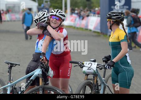 Annie Last dell'Inghilterra si congratula con Emily Batty, medaglia d'argento del Canada, e con Rebecca Henderson, medaglia di bronzo dell'Australia, dopo aver concluso la quarta gara in bici per la Cross-Country Mountain al Cathkin Braes Mountain Bike Trail, durante i Giochi del Commonwealth 2014 vicino a Glasgow. Foto Stock