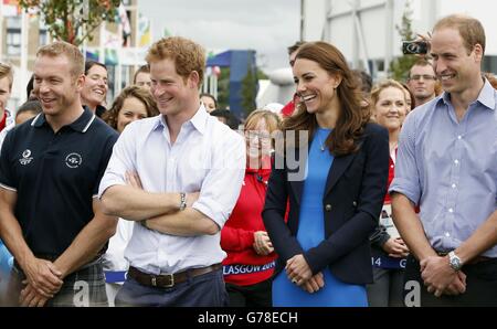 Il Duca e la Duchessa di Cambridge, il Principe Harry e Sir Chris Hoy durante una visita al Commonwealth Games Village di Glasgow. Foto Stock