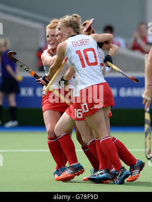 England Womens Hockey Team festeggia il loro gol di apertura da parte di Lily Owsley contro la Nuova Zelanda al National Hockey Center, durante i Giochi del Commonwealth 2014 a Glasgow. Foto Stock