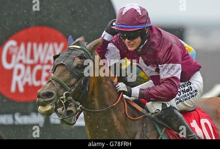 Maxim Gorky guidato da Paul Townend vince il Guinness handicap Hurdle il quinto giorno del Galway Festival all'ippodromo di Galway, Irlanda. Foto Stock