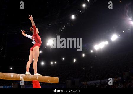 Canada's Elsabeth Black durante la finale della Ginnastica artistica femminile di Balance Beam alla SSE Hydro, durante i Giochi del Commonwealth 2014 a Glasgow. Foto Stock