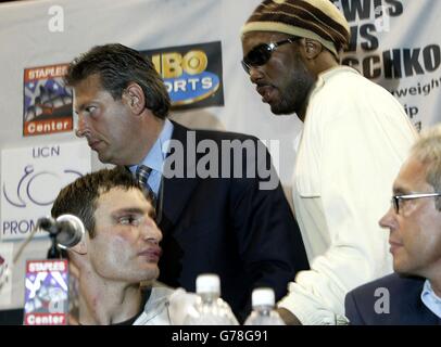 Il campione Lennox Lewis supera i vitali Klitschko sconfitti alla conferenza stampa post-combattimento dopo che il medico ha interrotto la lotta alla fine del sesto turno a causa di tagli intorno all'occhio sinistro con Lewis che ha mantenuto i suoi titoli di pugilato WBC e IBO World Heavyweight allo Staples Center Arena in Los Angeles. Foto Stock