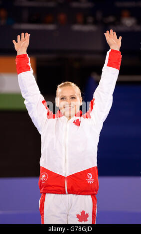Il vincitore della medaglia d'oro del Canada Elsabeth Black sul podio dopo la finale della Ginnastica artistica femminile Balance Beam alla SSE Hydro, durante i Giochi del Commonwealth 2014 a Glasgow. Foto Stock