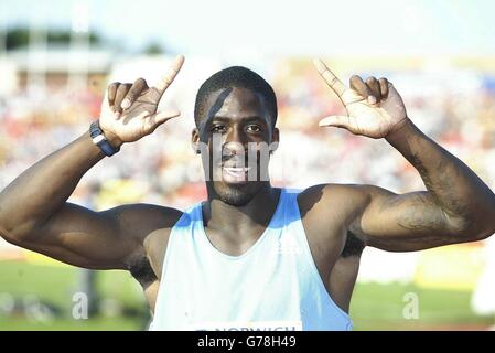 Dwain Chambers celebra la sua vittoria di 100 metri al Gateshead Stadium nell'evento Norwich Union Super League. Foto Stock