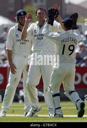 Il fast bowler inglese di Durham Steve Harmison celebra il wicket del Mathew Wood dello Yorkshire durante il loro scontro al Riverside, Durham. Foto Stock