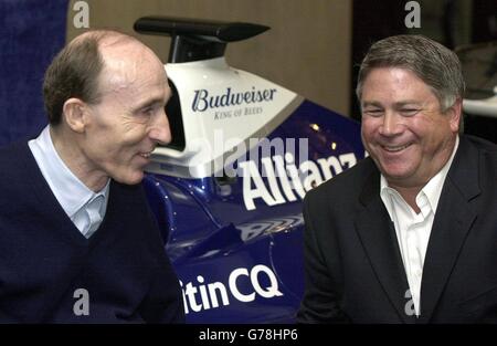 Formula uno il boss del team BMW Williams Frank Williams (a sinistra) e il rappresentante Budweiser Tony Ponturo davanti ad una vettura del team Williams a Londra. Williams ha annunciato che la sua squadra ha firmato un accordo con il birraio Anheuser-Busch per Budweiser diventare il loro sponsor ufficiale. Foto Stock