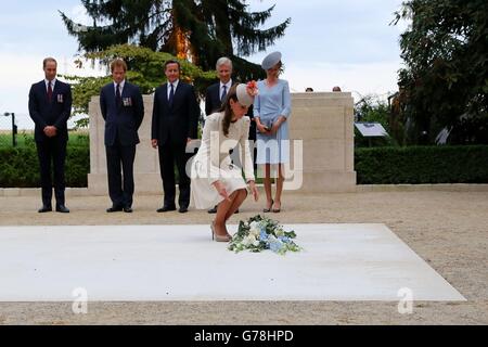 La Duchessa di Cambridge depone fiori durante una cerimonia al St. Symphorien, Mons, commemorando il centesimo anniversario dell'inizio del primo World Wa. Foto Stock