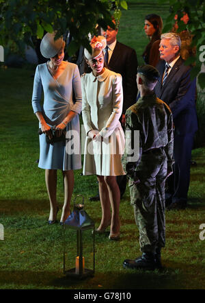 La Duchessa di Cambridge con la regina Mathilde del Belgio durante una cerimonia al St. Symphorien, Mons, commemorando il centesimo anniversario dell'inizio della prima guerra mondiale. Foto Stock