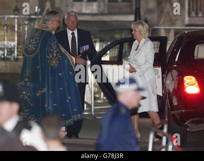 Il reverendo Dr. John Hall, Decano di Westminster, salutò la Duchessa di Cornovaglia quando arriva per una veglia di preghiera illuminata a lume di candela e per una solenne riflessione nell'Abbazia di Westminster, Londra, in occasione del centenario della prima guerra mondiale. Foto Stock