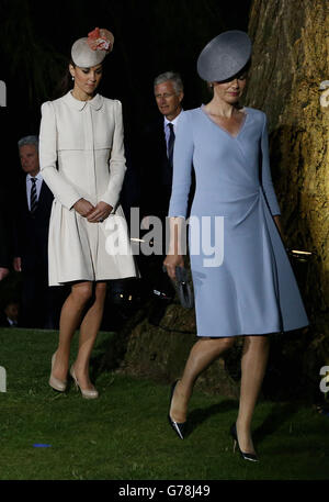 La Duchessa di Cambridge con la regina Mathilde del Belgio durante una cerimonia al St. Symphorien, Mons, commemorando il centesimo anniversario dell'inizio della prima guerra mondiale. Foto Stock