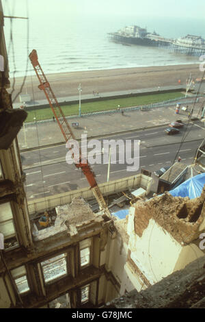 British Crime - terrorismo - IRA Campagna di bombardamento sulla terraferma - Brighton - 1984. Lavori di riparazione già in corso sul Grand Hotel di Brighton dopo una bomba IRA. Foto Stock