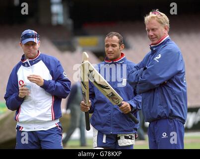 SOLO PER USO EDITORIALE. NESSUN USO COMMERCIALE. Matthew Hoggard (a sinistra), con il battitore Mark Butcher (al centro) e il bowling Graham Dilley (a destra), presso il Melbourne Cricket Ground, Melbourne, Australia. Foto Stock