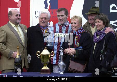 Presidente di Pertemps, Tim Watts (L) con Jim Lewis (seconda a sinistra) il proprietario del Best Mate e jockey Tony McCoy dopo aver vinto la Pertemps King George VI Chase Cup, a Kempton. Terry Biddlecombe (seconda rt) ha rappresentato l'allenatore Henrietta Knight. Foto Stock