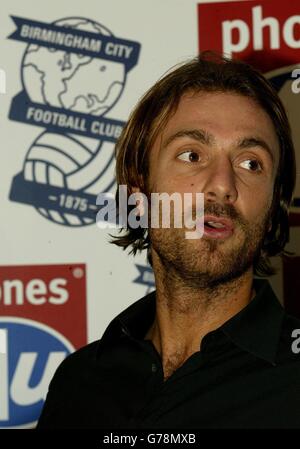 La nuova firma di Birmingham - l'ex internazionale francese, Christophe Dugarry, partecipa ad una conferenza stampa a St Andrews, Birmingham. Il vecchio di 30 anni diventa il secondo manager Steve Bruce firma durante la finestra di trasferimento di gennaio ed è stato salutato dal manager come il più grande nella storia del club. Foto Stock