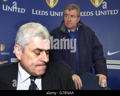 Il manager di Leeds United Terry Venables (a sinistra) e il presidente Peter Ridsdale a una conferenza stampa a Leeds sul suo futuro a Elland Road, dopo che il club ha accettato di vendere Jonathan Woodgate a Newcastle. * l'ex capo dell'Inghilterra che aveva minacciato di prendere in considerazione la sua posizione se Leeds accettasse un'offerta per Woodgate, non era comitale per quanto riguarda il suo futuro, dicendo che non voleva fare una reazione di ginocchio-jerk. * 31/03/2003: Peter Ridsdale, che si è dimesso lunedì 31 marzo 2003, come presidente del club di crisi Leeds United. L'annuncio che egli deve stare in piedi dopo cinque anni come presidente è venuto in una dichiarazione a Foto Stock