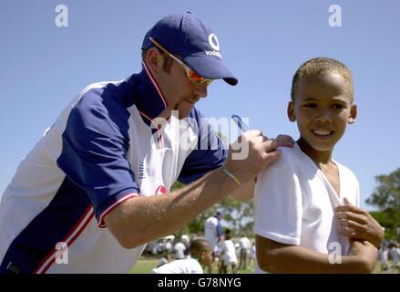 NESSUN USO COMMERCIALE : Inghilterra il cricketer Craig White firma un autografo, dopo una clinica di addestramento alla scuola di Sydenham a Port Elizabeth, Sudafrica. * l'Inghilterra gioca la sua prima partita di riscaldamento contro una provincia orientale XI nella città di Motherwell domani prima dell'inizio della Coppa del mondo di Cricket più avanti questa settimana. Foto Stock