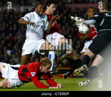 Il capitano della Leeds United Lucas Radebe (in piedi a sinistra) mette la palla davanti al suo proprio custode Paul Robinson per aprire il punteggio per Manchester United, durante la loro partita della Barclaycard Premier League a Old Trafford, Manchester. Foto Stock