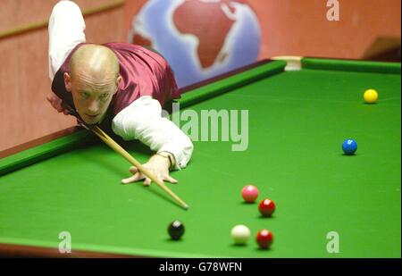 Peter Ebdon d'Inghilterra in azione durante il secondo round del campionato Embassy World Snooker contro Tony Drago di Malta al Crucible Theatre di Sheffield. Foto Stock