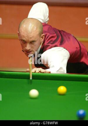 Peter Ebdon d'Inghilterra in azione durante il secondo round del campionato Embassy World Snooker contro Tony Drago di Malta al Crucible Theatre di Sheffield. Foto Stock