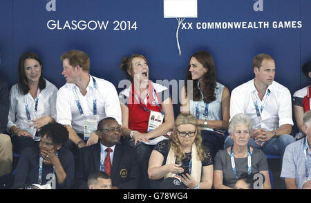 Il Principe Harry (seconda a sinistra) e il Duca e la Duchessa di Cambridge (a destra) guardando il nuoto al Centro di Tollcross, durante i Giochi del Commonwealth 2014 a Glasgow. Foto Stock