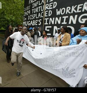 Proteste contro Mugabe in Inghilterra contro Zimbabwe. I manifestanti anti anti di Mugabe fanno il loro punto prima dell'inizio del primo Test tra Inghilterra e Zimbabwe a Lords, Londra. Foto Stock