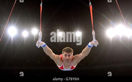 Il Max Whitlock dell'Inghilterra compete sugli anelli durante la finale tutto-intorno di Ginnastica artistica maschile alla SSE Hydro, durante i Giochi del Commonwealth 2014 a Glasgow. Foto Stock