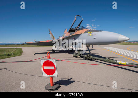 CF-18 Hornet, nella II Guerra Mondiale i colori, Ali sopra Springbank, Springbank Airshow, Alberta, Canada Foto Stock