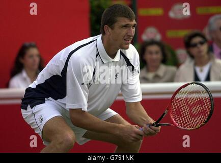 Il tennista ceco Jan Vacek attende di ricevere un servizio dall'ex campione di Wimbledon Goran Ivanisevic, durante il primo round del Campionato Stella Artois al Queen's Club di Londra. Foto Stock