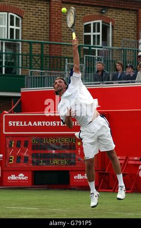 L'ex campione di Wimbledon Goran Ivanisevic serve durante il primo round del campionato Stella Artois al Queen's Club di Londra. 30/03/2004: L'ex campione di Wimbledon Goran Ivanisevic che spera di giocare nel suo torneo finale di Wimbledon. Foto Stock