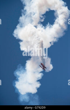 Pitts Special S-2B, Redline acrobazia, Ali sopra Springbank, Springbank Airshow, Alberta, Canada Foto Stock