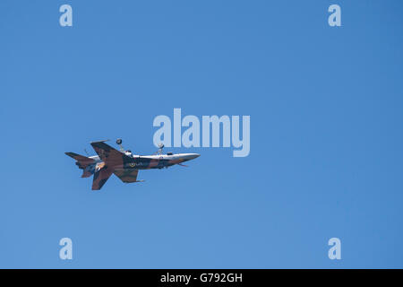 CF-18 Hornet, nella II Guerra Mondiale i colori, Ali sopra Springbank, Springbank Airshow, Alberta, Canada Foto Stock