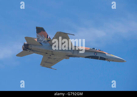 CF-18 Hornet, nella II Guerra Mondiale i colori, Ali sopra Springbank, Springbank Airshow, Alberta, Canada Foto Stock