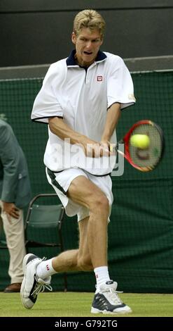 Alexander Popp dalla Germania in azione contro Mark Philippoussis dall'Australia nella finale del quarto maschile all'All England Lawn Tennis Championships a Wimbledon. Foto Stock