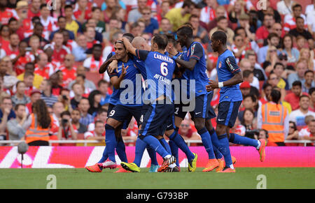 COME Radamel Falcao (a sinistra) del Monaca FC festeggia con i suoi compagni di squadra dopo aver portato a casa l'obiettivo di apertura della partita durante la partita della Emirates Cup all'Emirates Stadium di Londra. PREMERE ASSOCIAZIONE foto. Data immagine: Domenica 3 agosto 2014. Guarda la storia dell'arsenale DI CALCIO della PA. Il credito fotografico dovrebbe essere: Andrew Matthews/PA Wire Foto Stock