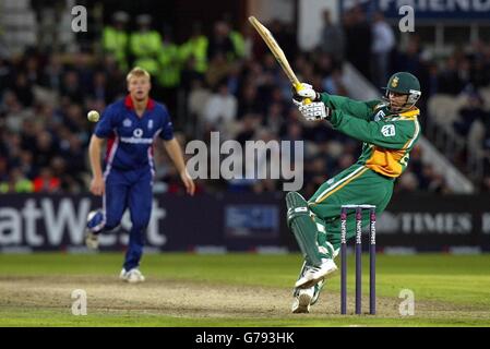 Jacques Kallis del Sud Africa attraccò una delivery dall'inglese Andrew Flintoff nel suo mezzo secolo durante la partita della NatWest Series a Old Trafford, Manchester. Foto Stock