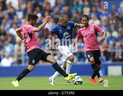 Everton's Leon Osman combatte per la palla con FC Porto's. Evandro Goebel (a destra) e Ruben Neves Foto Stock