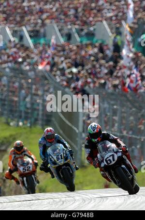 (N. 67) Shane Byrne, vince la seconda gara della giornata, seguito da (No 61) John Reynolds e (No 52) James Toseland, per fare di questo un podio britannico finale, nel round 9 del Campionato Mondiale SBK Superbike a Brands Hatch in Kent. Foto Stock