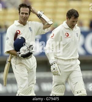 Il nuovo capitano inglese Michael Vaughan (a sinistra) con Marcus Trescoshick l'unico altro candidato per il lavoro di sostituire Nasser Hussain che si dimise dopo l'odierno incontro disegnato nel nPower First Test England contro il Sud Africa, a Edgbaston, Birmingham. Foto Stock