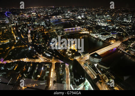 Vista verso ovest dallo Shard di Londra di notte, con il London Bridge visibile sotto. Foto Stock