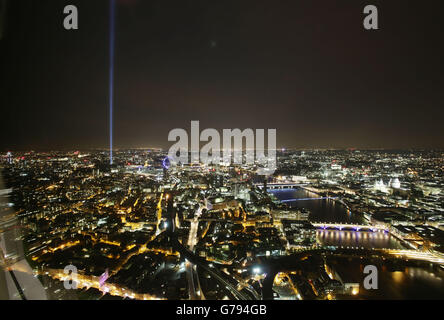 A West facing View from the Shard of the light installation spectra, dell'artista giapponese Ryoji Ikeda, che proietta nel cielo notturno dai Victoria Tower Gardens di Londra. Foto Stock