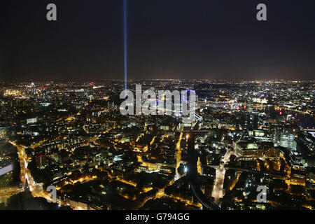 A West facing View from the Shard of the light installation spectra, dell'artista giapponese Ryoji Ikeda, che proietta nel cielo notturno dai Victoria Tower Gardens di Londra. Foto Stock