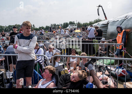 Danimarca, Roskilde, 26 giugno 2016. Migliaia di festivalgoers e amanti della musica sono in attesa della apertura ufficiale della zona di campeggio a Roskilde Festival 2016. Foto Stock