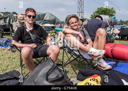 Danimarca, Roskilde, 26 giugno 2016. Migliaia di festivalgoers e amanti della musica sono in attesa della apertura ufficiale della zona di campeggio a Roskilde Festival 2016. Foto Stock