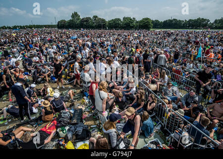 Danimarca, Roskilde, 26 giugno 2016. Migliaia di festivalgoers e amanti della musica sono in attesa della apertura ufficiale della zona di campeggio a Roskilde Festival 2016. Foto Stock