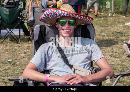 Danimarca, Roskilde, 26 giugno 2016. Migliaia di festivalgoers e amanti della musica sono in attesa della apertura ufficiale della zona di campeggio a Roskilde Festival 2016. Foto Stock