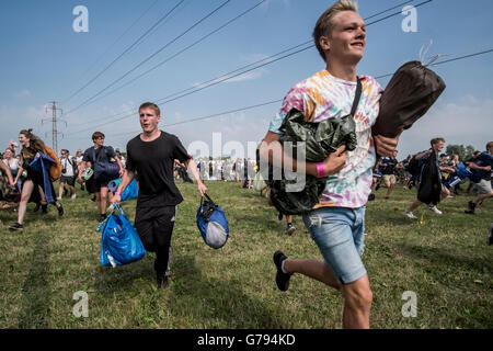 Danimarca, Roskilde, 26 giugno 2016. Festival di Roskilde ha aperto ufficialmente la zona di campeggio e il primo 45.000 festivalgoers ha invaso la zona nella speranza di accedere ai migliori punti per impostare il più perfetto festival il camp in nord europa il più grande festival di musica. Foto Stock