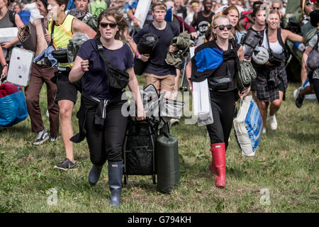 Danimarca, Roskilde, 26 giugno 2016. Festival di Roskilde ha aperto ufficialmente la zona di campeggio e il primo 45.000 festivalgoers ha invaso la zona nella speranza di accedere ai migliori punti per impostare il più perfetto festival il camp in nord europa il più grande festival di musica. Foto Stock