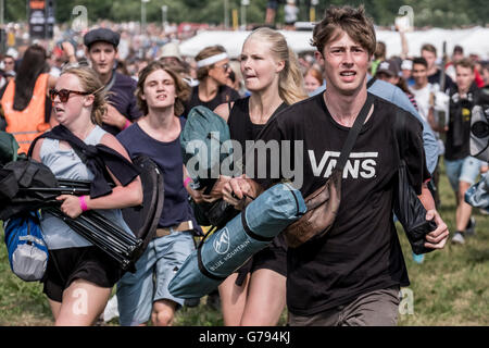 Danimarca, Roskilde, 26 giugno 2016. Festival di Roskilde ha aperto ufficialmente la zona di campeggio e il primo 45.000 festivalgoers ha invaso la zona nella speranza di accedere ai migliori punti per impostare il più perfetto festival il camp in nord europa il più grande festival di musica. Foto Stock