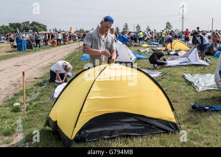 Danimarca, Roskilde, 26 giugno 2016. Festival di Roskilde ha aperto ufficialmente la zona di campeggio e il primo 45.000 festivalgoers ha invaso la zona nella speranza di accedere ai migliori punti per impostare il più perfetto festival il camp in nord europa il più grande festival di musica. Foto Stock