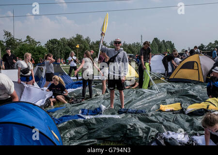 Danimarca, Roskilde, 26 giugno 2016. Festival di Roskilde ha aperto ufficialmente la zona di campeggio e il primo 45.000 festivalgoers ha invaso la zona nella speranza di accedere ai migliori punti per impostare il più perfetto festival il camp in nord europa il più grande festival di musica. Foto Stock